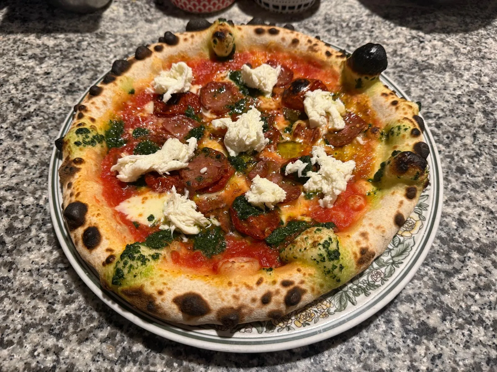 Pizza al forno a legna preparata al Ristorante La Margherita